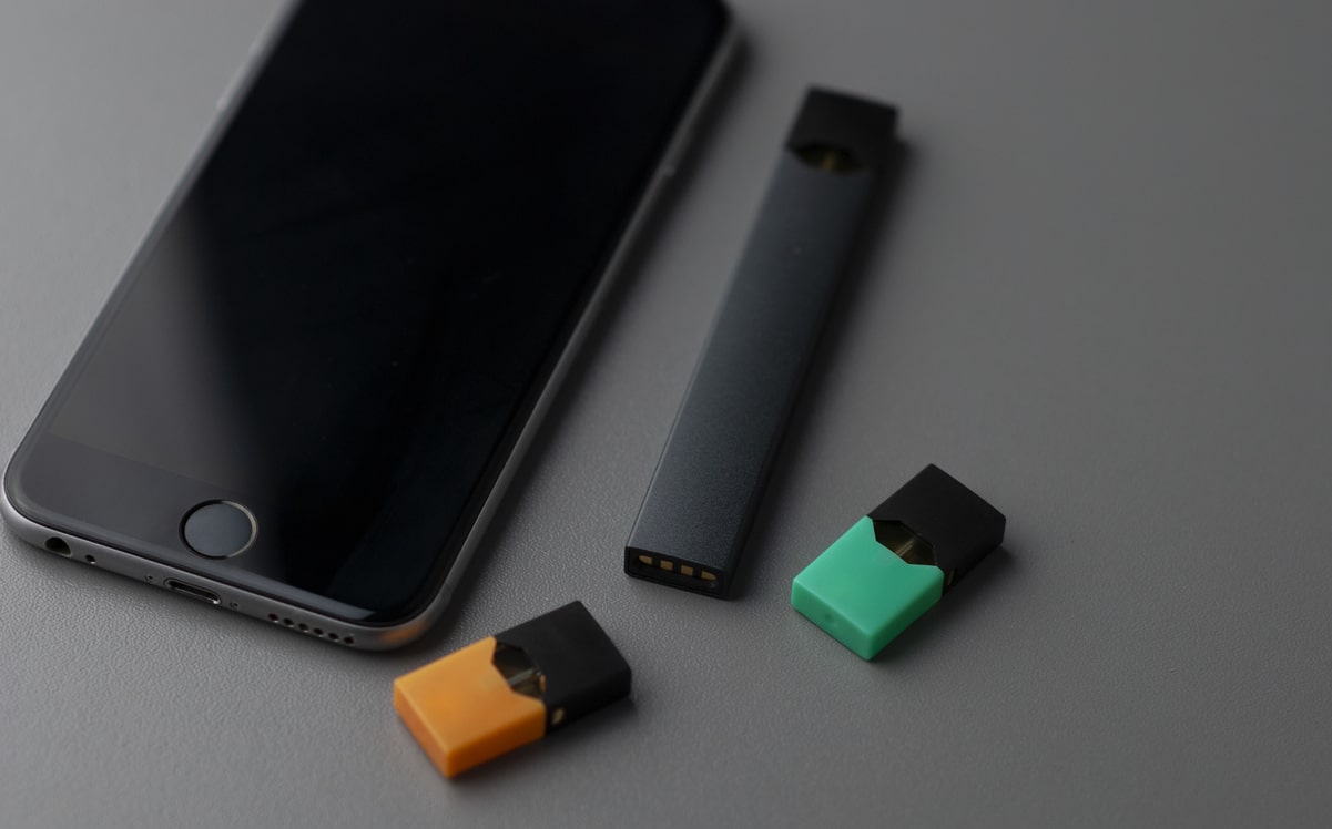 juul pods near the phone image
