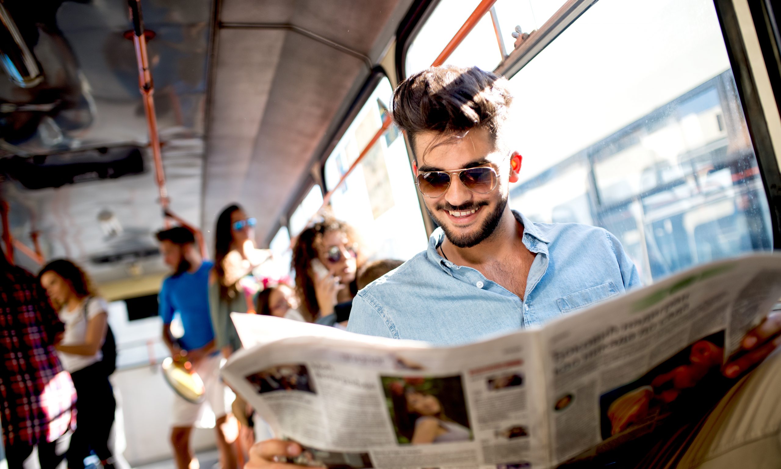 Newspaper man. Человек с газетой. Парень с газетой. Человек читает газету. Фотосессия молодого человека с газетой.