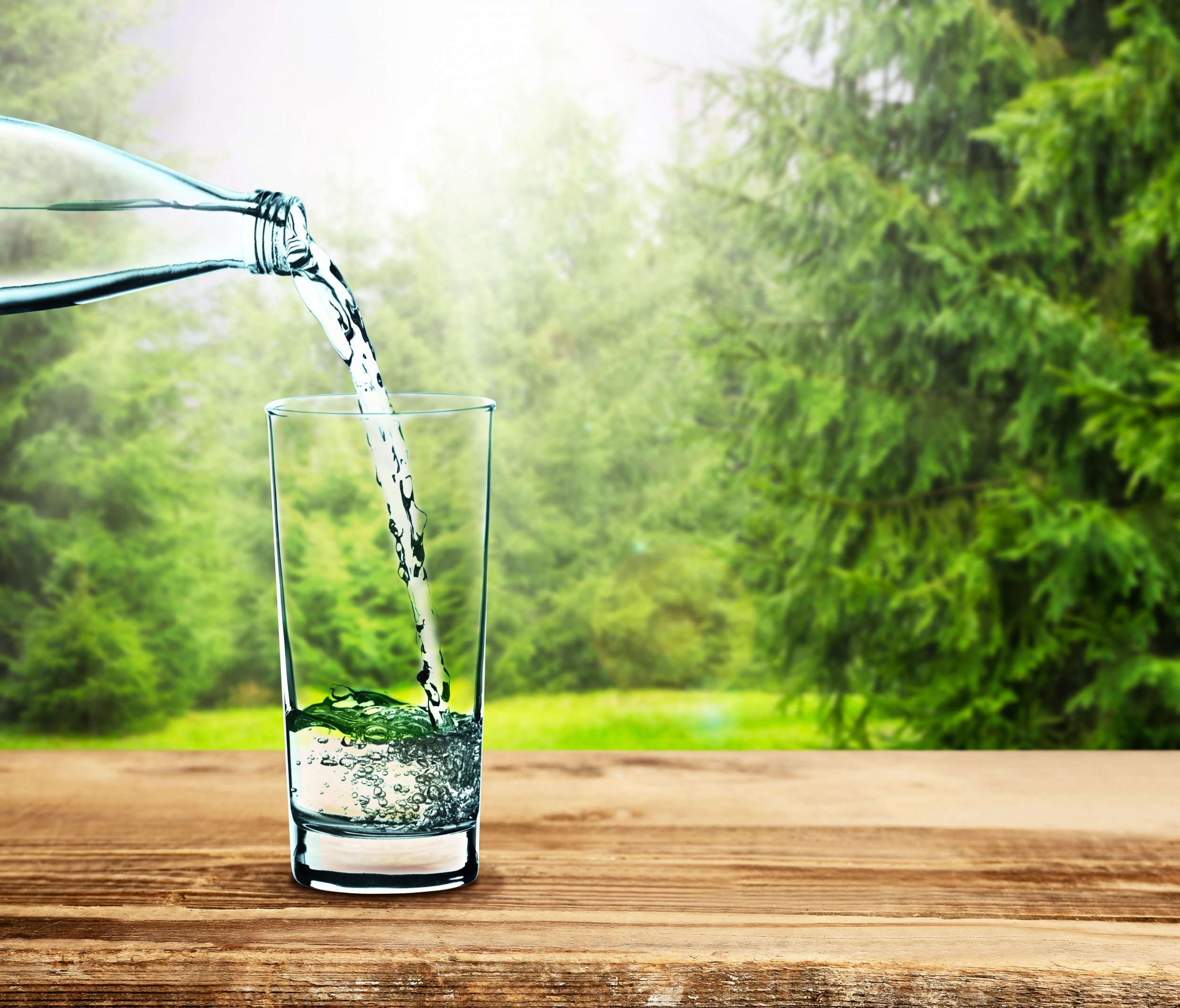 Органическая вода питьевая. Стакан воды на природе. Чистая вода. Стакан воды. Вода питьевая в стакане.